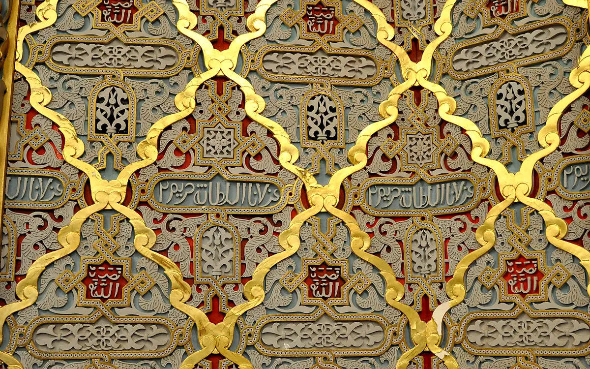 Wanddetail van de Salão Árabe in het Palácio da Bolsa met arabesken in goud, rood en grijs