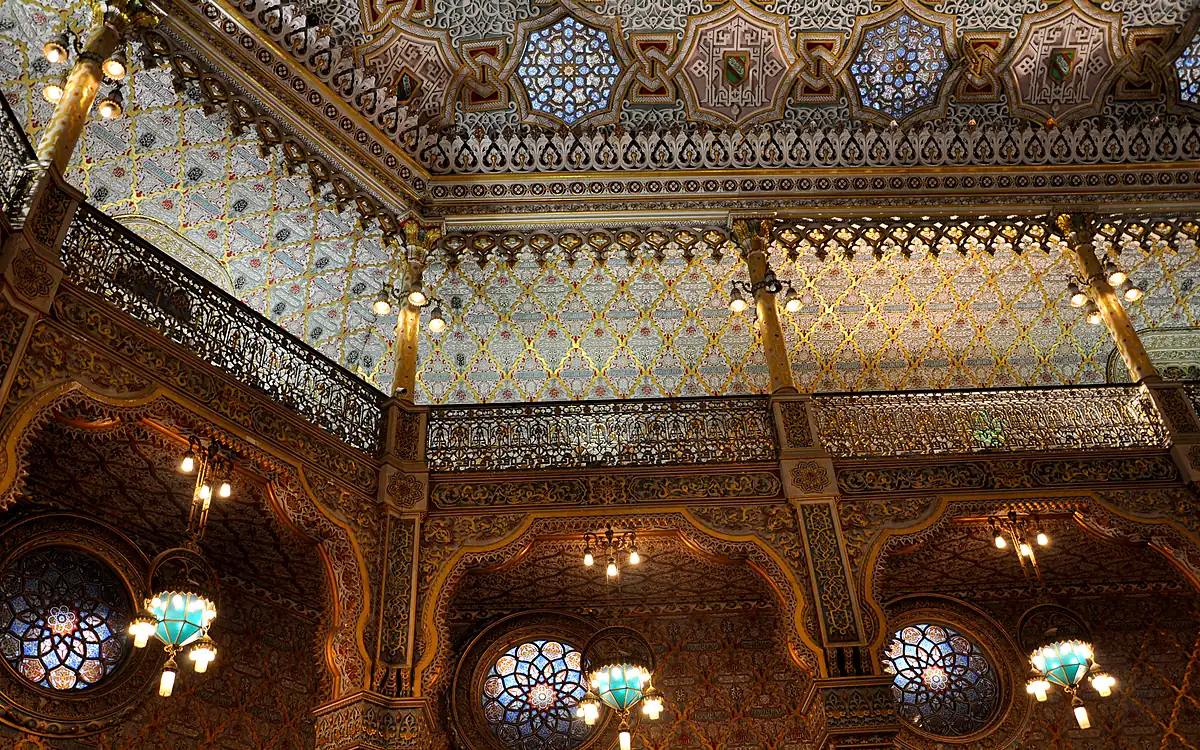 De wanden en het plafond van de Salão Árabe in het Palácio da Bolsa, bedekt met vergulde arabesken, met kroonluchters van gekleurd glas