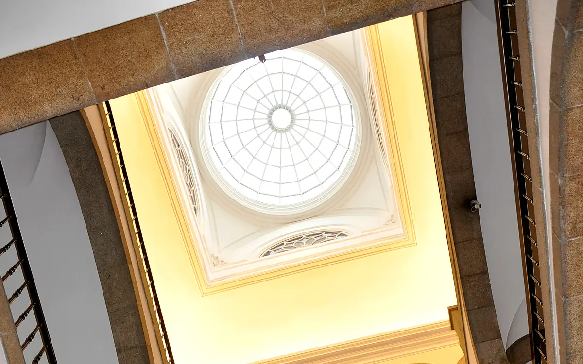 De ronde lichtkoepel boven het trappenhuis van het Palácio da Bolsa in Porto, gezien van onderaf