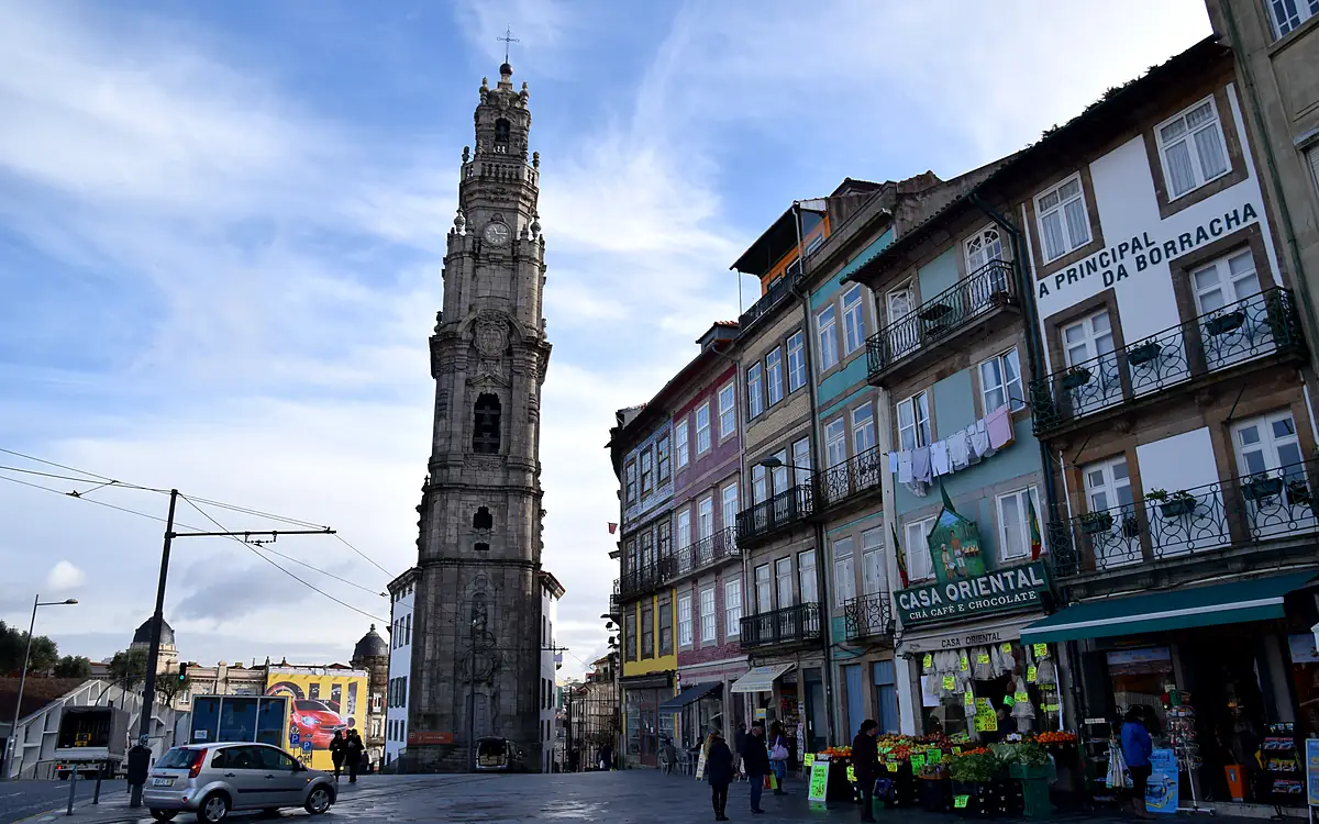 De Torre dos Clérigos gezien vanaf het plein, met de winkel Casa Oriental op de hoek rechts