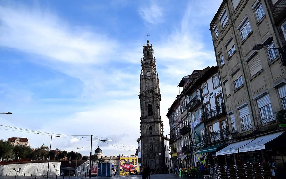 De Torre dos Clérigos steekt boven de daken uit aan het eind van een straat in Porto