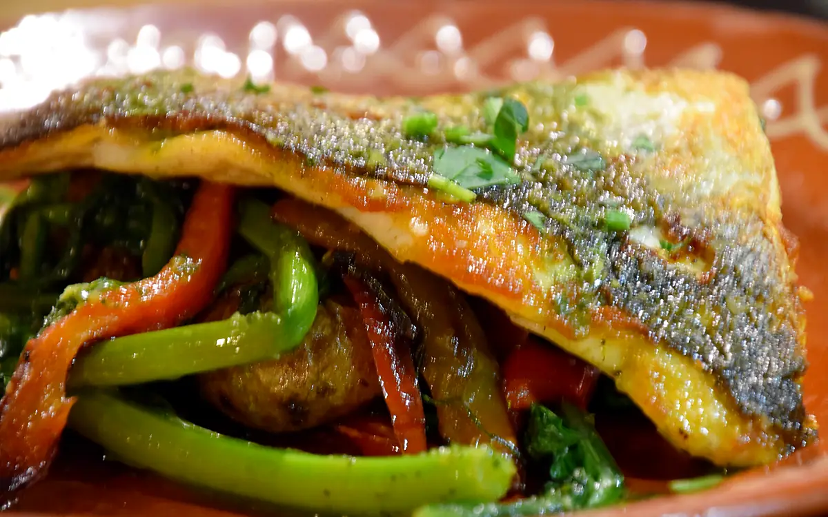 Gegrilde vis met paprika in een aardewerken schaal