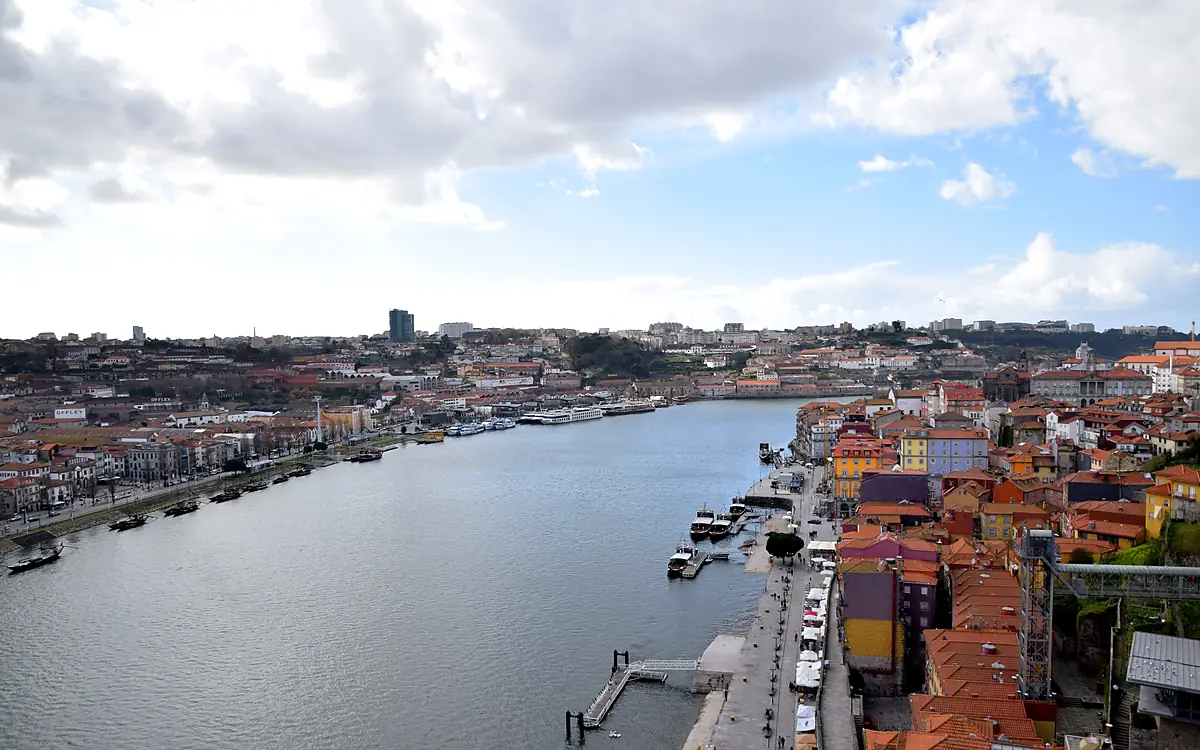 Uitzicht vanaf het bovendek van de Ponte Dom Luís I over de bocht van de Douro, met de kade van de Ribeira en de daken van Porto