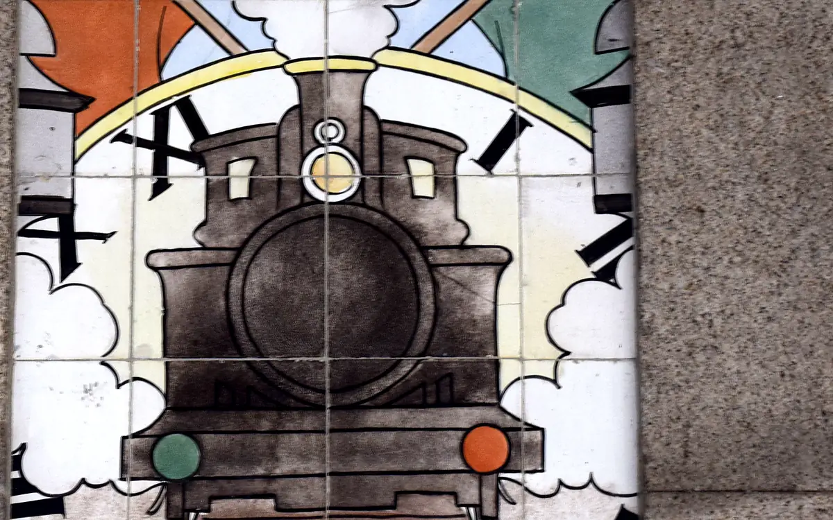 Tegeltableau van een stoomlocomotief op een pilaar in station São Bento, in art-decokleuren met een gele boog erboven