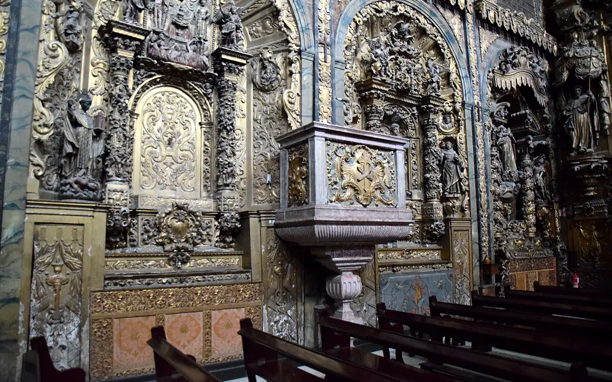 Verguld houtsnijwerk rond een zijaltaar in de Igreja de São Francisco