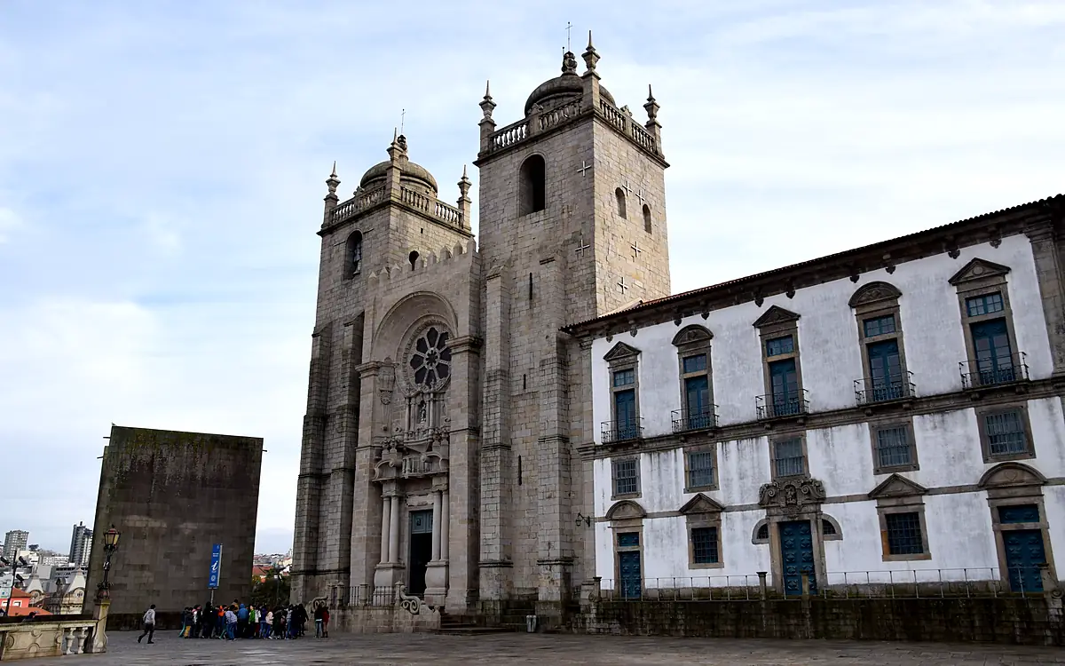 De kathedraal van Porto met twee torens en het bisschoppelijk paleis ernaast