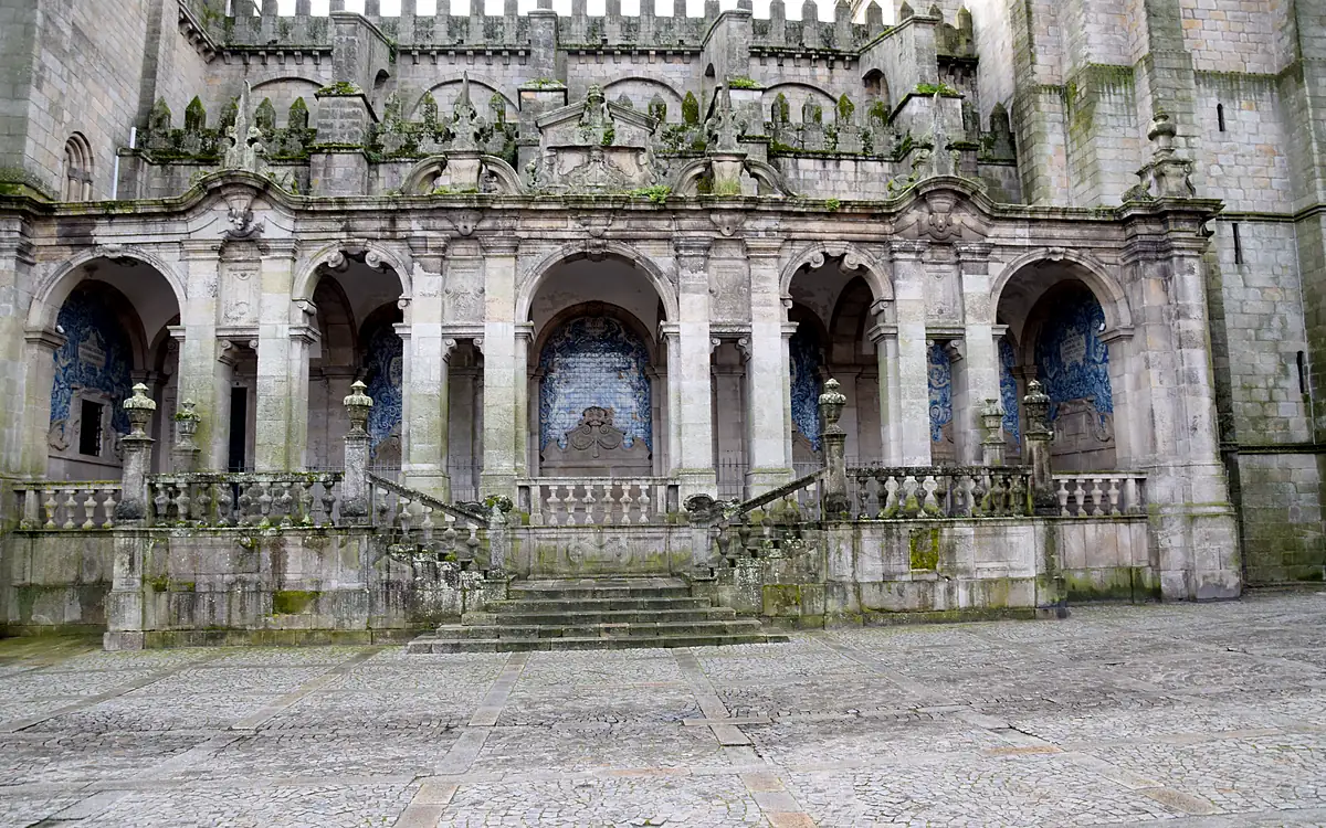 De barokke loggia aan de zijkant van de kathedraal van Porto, met azulejos in de nissen en kantelen op de daklijst