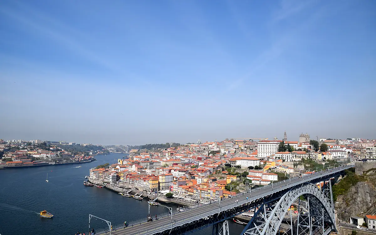 Uitzicht vanaf Serra do Pilar op de Ponte Dom Luís I en de daken van Porto aan de overkant van de Douro