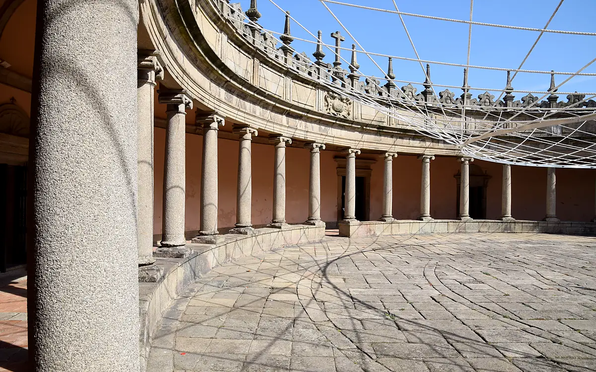 De ronde kloostergang van het Mosteiro da Serra do Pilar, met de zuilenrij rondom de geplaveide binnenhof