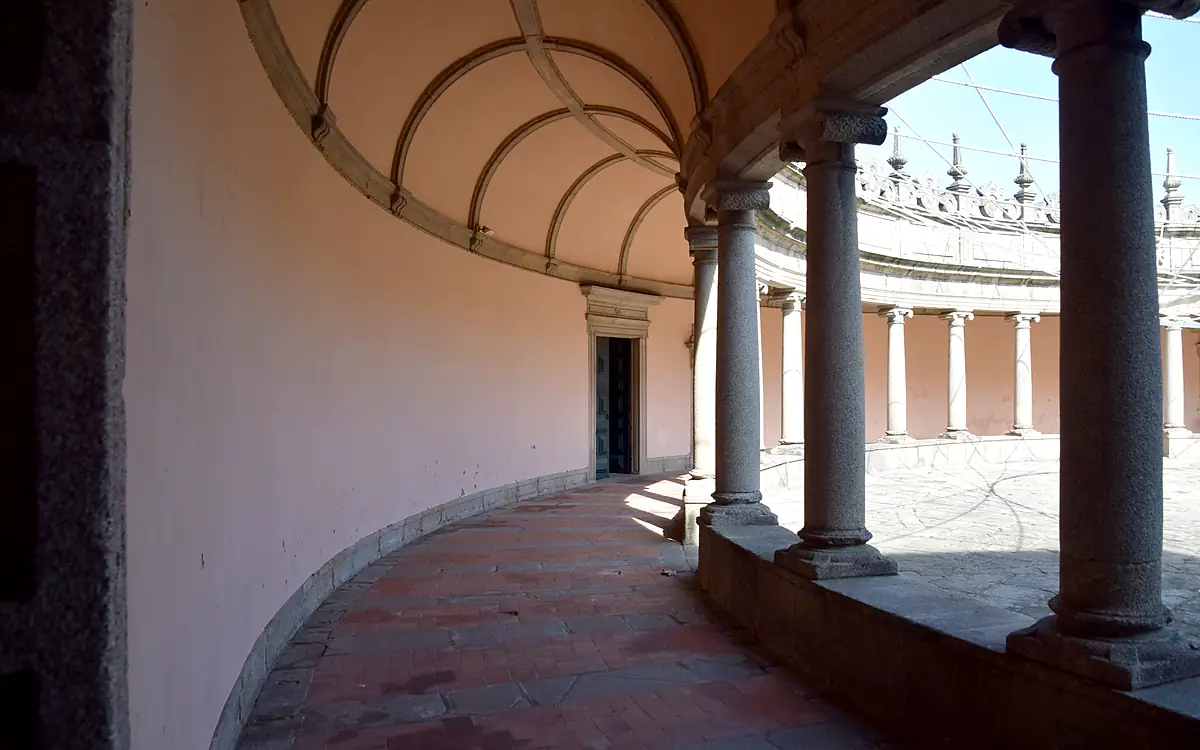 De overdekte zuilengang van de ronde kloostergang van Serra do Pilar, met het tongewelf en de rode plavuizen